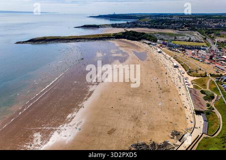 Blick auf die Leute, die am großen Strand von Barry Island schwimmen und sich entspannen Stockfoto