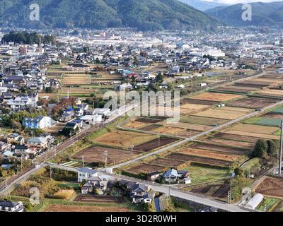 Ein ländlicher Bereich mit einigen Häusern und ein paar Bauernhöfen. Die Häuser sind klein und die Bauernhöfe groß Stockfoto
