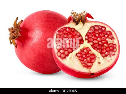 Reifer frischer Granatapfel, in der Mitte geschnitten, isoliert mit Schneidepfad. Stockfoto
