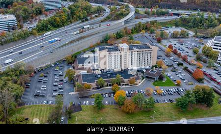 Tarrytown, NY, USA - 29. Oktober 2025: Luftbild des Westchester Marriott Hotels an der White Plains Road in Tarrytown, NY. Stockfoto