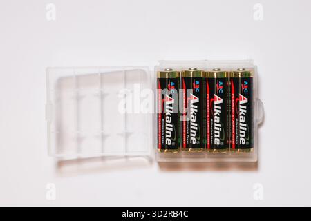 Nahaufnahme einer Reihe von ABC-Alkali-Batterien auf transparentem Kunststoffkasten Stockfoto