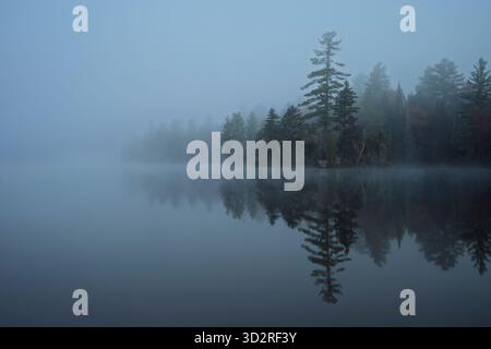 Ein nebeliger Start in den Tag am Lake Durant im Adirondack Park, New York. Stockfoto