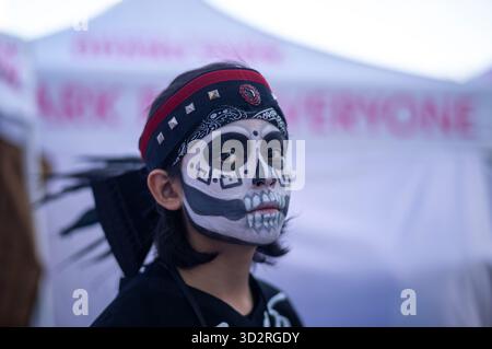 Los Angeles, Usa. November 2025. Menschen mit gemalten Gesichtern besuchen die Noche de los Muertos im Gloria Molina Grand Park. (Foto: Ringo Chiu/SOPA Images/SIPA USA) Credit: SIPA USA/Alamy Live News Stockfoto