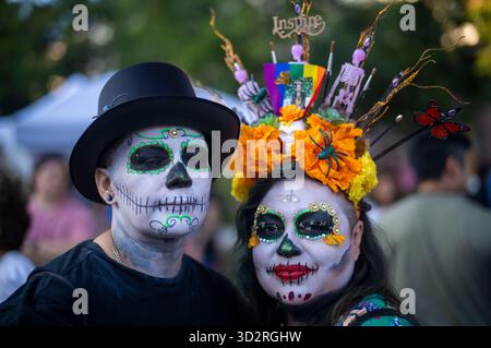 Los Angeles, Usa. November 2025. Menschen mit gemalten Gesichtern besuchen die Noche de los Muertos im Gloria Molina Grand Park. (Foto: Ringo Chiu/SOPA Images/SIPA USA) Credit: SIPA USA/Alamy Live News Stockfoto