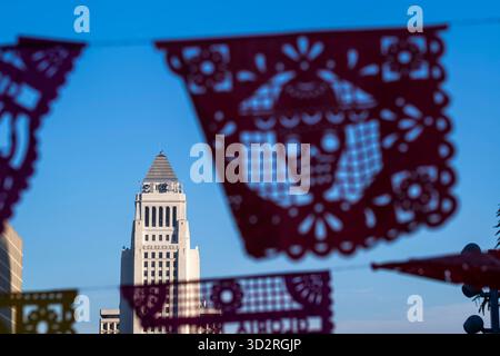 Los Angeles, Usa. November 2025. Die Dekoration für Noche de los Muertos ist im Gloria Molina Grand Park zu sehen. (Foto: Ringo Chiu/SOPA Images/SIPA USA) Credit: SIPA USA/Alamy Live News Stockfoto