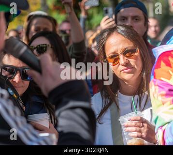 Philadelphia, Pennsylvania, USA. November 2025. Kathy Roman hört Freunde, Familie, Kollegen und Fans des legendären DJ Pierre Robert, der am vergangenen Mittwoch verstorben ist, feierte sein Leben mit Kaffee und Liebe Sonntag, den 02. November 2025 auf dem Rittenhouse Square in Philadelphia, Pennsylvania. Rittenhouse Square war Roberts Lieblingsort in Philadelphia, wo er 44 Jahre als Disc Jockey bei 93,3 WMMR verbrachte. Er war eine Ikone aus Philadelphia und wurde von allen geliebt, die ihn kannten und zuhörten. Quelle: William Thomas Cain/Alamy Live News Stockfoto