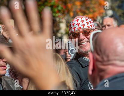 Philadelphia, Pennsylvania, USA. November 2025. Matt Cord hört Freunde, Familie, Kollegen und Fans des legendären DJ Pierre Robert, der am vergangenen Mittwoch verstorben ist, sein Leben mit Kaffee und Liebe am Sonntag, den 02. November 2025, auf dem Rittenhouse Square in Philadelphia, Pennsylvania. Rittenhouse Square war Roberts Lieblingsort in Philadelphia, wo er 44 Jahre als Disc Jockey bei 93,3 WMMR verbrachte. Er war eine Ikone aus Philadelphia und wurde von allen geliebt, die ihn kannten und zuhörten. Quelle: William Thomas Cain/Alamy Live News Stockfoto