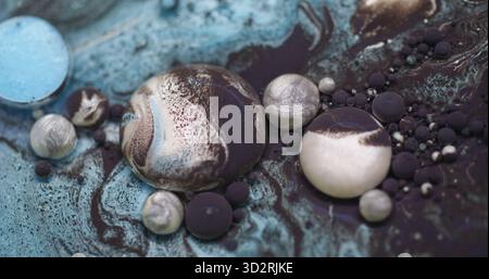 Funkelnde Flüssigkeit. Tröpfchenstruktur. Unschärfe blau weiß lila Farbe Ölblasen Tintenfluss schwimmend auf abstraktem Acryl Bokeh Hintergrund. Stockfoto