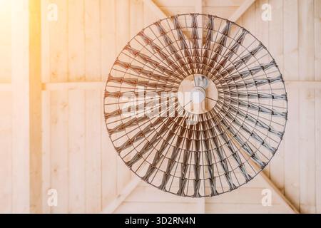 Kreisförmiger, Gewebter Lampenschirm, Der An Der Holzdecke Hängt Stockfoto