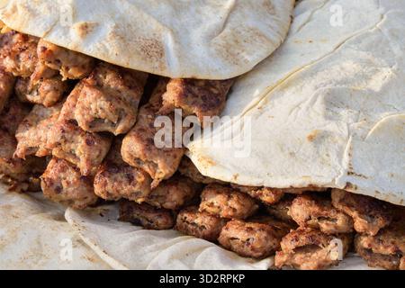 Bereit, Shashlik lula mit Lavash zu essen. Nahaufnahme Stockfoto