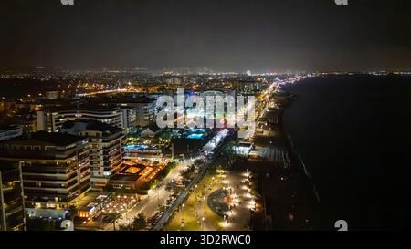 Drohnenblick auf Antalya nächtliche Stadtlandschaft und Konyaalti Strand, Antalya Urlaub Resort in der Türkei Stockfoto