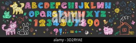 Kind Typografie Set mit Buntstift buntes Alphabet, Zahlen und verspielten Kritzeleien von Tieren und Blumen, Sonne mit Wolken und Haus auf Tafel Hintergrund. Handgezeichnete, skizzenhafte Buchstaben mit Kreidestruktur Stock Vektor