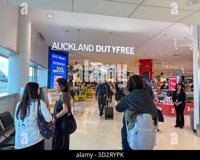 Auckland Dutyfree-Geschäft mit Reisenden, die eine große Auswahl an Produkten suchen, und eine Alipay-Aktion, die am Flughafen Auckland, Neuseeland, zu sehen ist. Stockfoto
