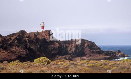 Erkunden Sie die atemberaubenden Klippen und den pulsierenden Meerblick rund um den Leuchtturm Punta de Teno auf Teneriffa, Spanien Stockfoto