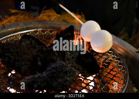 Yakimochi oder gegrillter Mochi auf Stabspießen, ist ein japanischer Snack mit herzhaften und süßen gegrillten flachen oder runden Reiskuchen Stockfoto