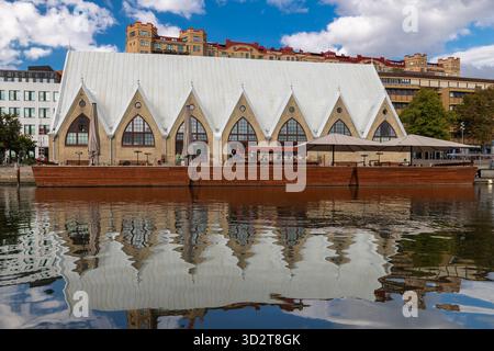 Feskekörka ist ein überdachter Fischmarkt im Zentrum von Göteborg und ist als neogotische Kirche gestaltet und von den norwegischen Holzstäben inspiriert Stockfoto