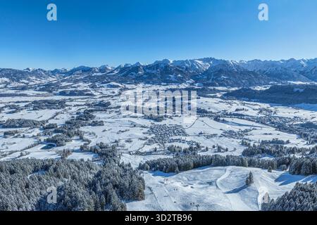 Blick auf das frisch verschneite Illertal und die Allgäuer Alpen bei Bolsterlang Stockfoto