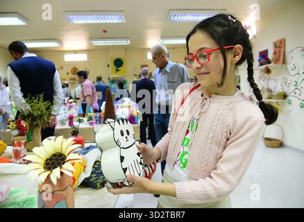 Damaskus, Syrien. November 2025. Menschen nehmen am 2. November 2025 in Damaskus, Syrien, an einer Kunstausstellung mit Werken von Kindern aus recycelten Materialien teil. Die Ausstellung markierte den Start des syrischen Nationalumwelttages unter dem Motto "Wir schützen, was wir verloren haben und stellen das, was übrig bleibt - Syrien für eine nachhaltige Umwelt". Quelle: Ammar Safarjalani/Xinhua/Alamy Live News Stockfoto