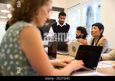 Zusammenarbeit des Geschäftsteams während der Bürositzung Stockfoto