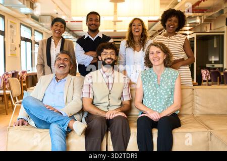 Vielseitiges Business-Team lächelt im modernen Büro Stockfoto