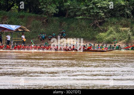 Aufregendes Bootsrennen auf dem schlammigen Fluss, Attapeu, Laos – Boun Suang Heua Festival, traditionelle Teams konkurrieren, Mekong-Kultur und Energie Stockfoto