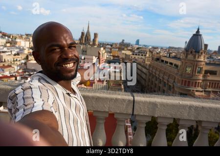 Fröhlicher Mann, der Selfie auf dem Dach von barcelona macht Stockfoto