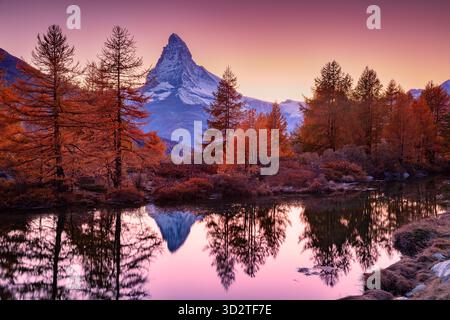 Matterhorn, Schweizer Alpen, Schweiz. Landschaftsbild der Schweizer Alpen mit Grindjisee und dem berühmten Gipfel Matterhorn im Hintergrund bei Sonnenuntergang im Herbst. Stockfoto