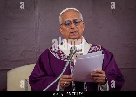 Papst Leo XIV. Hält seine Rede während der Messe am Allerseelen-Tag auf dem Friedhof Verano in Rom. (Foto: Stefano Costantino / SOPA Images/SIPA USA) Stockfoto