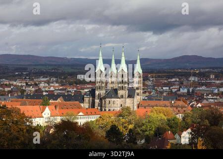 Bamberg, Deutschland 27.10.2025: Im Bild: Blick auf die Altstadt von Bamberg mit dem Bamberger Dom St. Peter und St. Georg, dessen vier Türme das Stadtbild geprägt. Die historische Altstadt gehört zum UNESCO-Weltkulturerbe und zählt zu den besterhaltenen mittelalterlichen Stadtzentren Europas. Symbolbild für Kultur, Geschichte und Architektur in Bayern. *** Bamberg, Deutschland 27 10 2025 im Bild Blick auf die Altstadt von Bamberg mit dem Bamberger Dom St. Peter und St. Georg, dessen vier Türme das Stadtbild dominieren die historische Altstadt gehört zum UNESCO-Weltkulturerbe und gehört zu den Sehenswürdigkeiten Stockfoto
