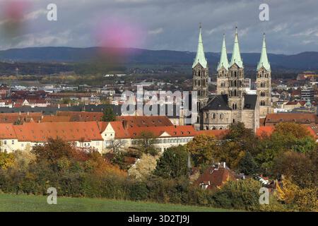 Bamberg, Deutschland 27.10.2025: Im Bild: Blick auf die Altstadt von Bamberg mit dem Bamberger Dom St. Peter und St. Georg, dessen vier Türme das Stadtbild geprägt. Die historische Altstadt gehört zum UNESCO-Weltkulturerbe und zählt zu den besterhaltenen mittelalterlichen Stadtzentren Europas. Symbolbild für Kultur, Geschichte und Architektur in Bayern. *** Bamberg, Deutschland 27 10 2025 im Bild Blick auf die Altstadt von Bamberg mit dem Bamberger Dom St. Peter und St. Georg, dessen vier Türme das Stadtbild dominieren die historische Altstadt gehört zum UNESCO-Weltkulturerbe und gehört zu den Sehenswürdigkeiten Stockfoto