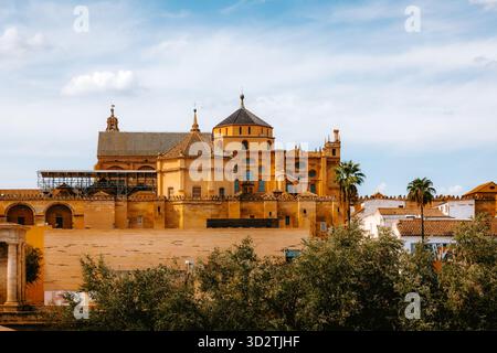 Die Kathedrale von Mezquita, die zum UNESCO-Weltkulturerbe gehört, zeigt ihre historische Architektur in Cordoba, Andalusien, Spanien Stockfoto