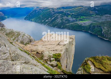 Preikestolen, auch bekannt als Pulpit Rock, erhebt sich über dem Lysefjord in Norwegen mit steilen Klippen und malerischer Berglandschaft. Stockfoto
