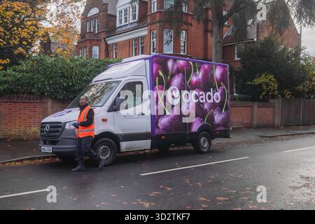 2. November 2025. Ocado Food Delivery Van parkt in Wimbledon, London Stockfoto