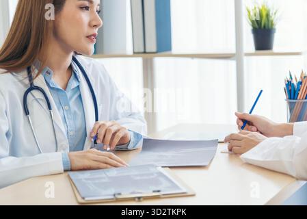 Zwei asiatische Frauen Hand Ärzte Treffen schreiben verschreibungspflichtige medizinische Klinik. Arzt besprich mit dem Laptop einen schriftlichen Hinweis. Nahhände von zwei Frauen, Doktor med Stockfoto