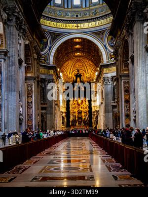 Basilique Saint-Pierre - Vatikan La basilique Saint-Pierre Basilica di San Pietro im Vaticano EST lun des lieux les plus emblÃ matiques de Rome et du christianisme. Voici un apercu clair et complet : ðü œ Histoire et Construction Origine : EdifiÃ e Ã Lemplacement supposÃ de la tombe de lapÃ tre Pierre, martyrisÃ vers 64 apr. J.-C. Sous NÃ ron. Premiere Basilique : Construite au IVáµ siecle par lempereur Constantin. Rekonstruktion : La basilique actuelle date de la Renaissance et du Baroque 1506 1626, sous la direction de grands Architectes : Donato Bramante Plan Initial en croix grecque. Rapha Stockfoto
