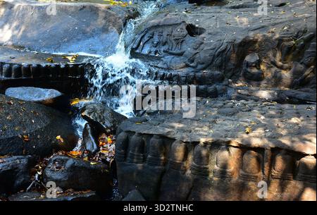 Der Felsen liegt auf dem Gipfel des Kbal Spean Stockfoto