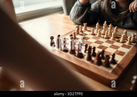 Holzschachbrett mit ordentlich angeordneten Stücken erste Bewegung gemacht. Stockfoto