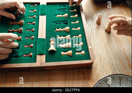 Nahaufnahme von hölzernen Schachfiguren, die ordentlich in einer grünen Samtbox platziert wurden. Stockfoto