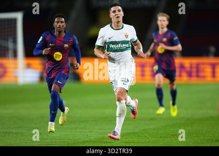 Barcelona, Spanien. November 2025. Pedro Bigas von Elche CF spielte am 2. November 2025 im Lluis Companys Stadion in Barcelona, Spanien, während des La Liga EA Sports Spiels zwischen dem FC Barcelona und Elche CF. (Foto: Bagu Blanco/PRESSIN) Credit: PRESSINPHOTO SPORTS AGENCY/Alamy Live News Stockfoto