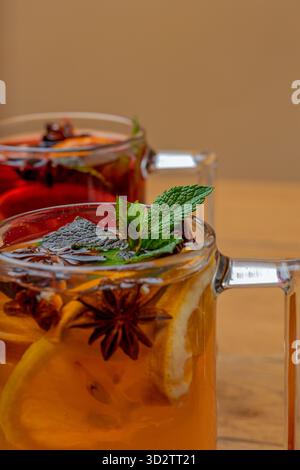 Herbsttee mit Gewürzen und Minze in einem transparenten Glas Stockfoto