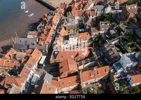 Luftaufnahme der Stadt Whitby in Yorkshire, Nordengland, zeigt die historische britische Küstenstadt und die Häuser und Häuser von Whitby Stockfoto