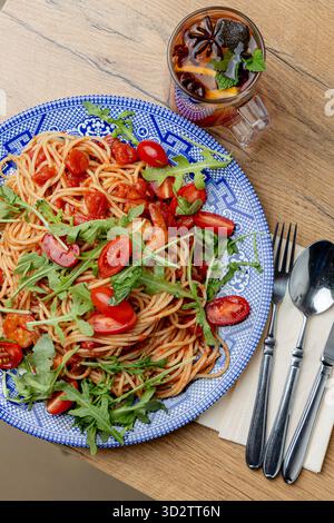 Spaghetti-Pasta-Komposition, Herbststimmung von oben Stockfoto