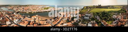 Luftbild von Whitby in Yorkshire Nordengland, das die historische britische Küstenstadt und die 99 Stufen zeigt Stockfoto