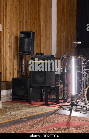 Musikstudio mit Lautsprechern und Schlagzeug für Aufnahmen Stockfoto