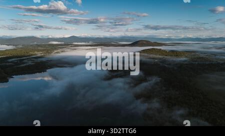 Aus der Vogelperspektive des tief liegenden Nebels und Nebels in den Wäldern von Maine Stockfoto