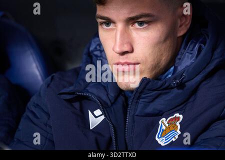 Luka Sucic von Real Sociedad sieht sich beim LaLiga EA Sports Spiel zwischen Real Sociedad und Athletic Club in der Estadio reale Arena am 1. November an Stockfoto