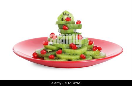 Weihnachtsbaum aus frischen Kiwi- und Granatapfelkernen isoliert auf weiß Stockfoto