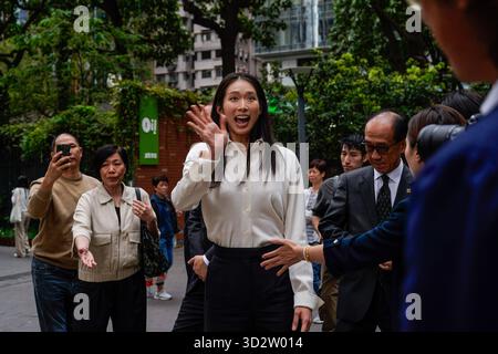 Vivian Kong man Wai winkte den Menschen bei einer Pressekonferenz zu, um ihre Kandidatur am 3. November 2025 in Hongkong bekannt zu geben. Vivian Kong, die ehemalige Fechterin aus hongkong und olympiasiegerin, gibt heute ihre Kandidatur für die bevorstehenden Parlamentswahlen bekannt. (Foto: Vernon Yuen/Nexpher Images/SIPA USA) Stockfoto