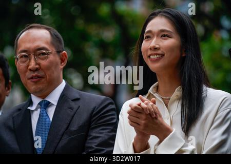 Vorsitzender der Sino Group Daryl ng Win-kong und Vivian Kong man Wai bei einem Pressegespräch am 3. November 2025 in Hongkong. Vivian Kong, die ehemalige Fechterin aus hongkong und olympiasiegerin, gibt heute ihre Kandidatur für die bevorstehenden Parlamentswahlen bekannt. (Foto: Vernon Yuen/Nexpher Images/SIPA USA) Stockfoto