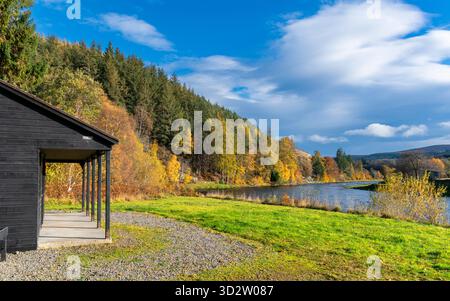 River Spey Aberlour Scotland Wester Elchies Fischerhütte und Bäume im Herbst Stockfoto